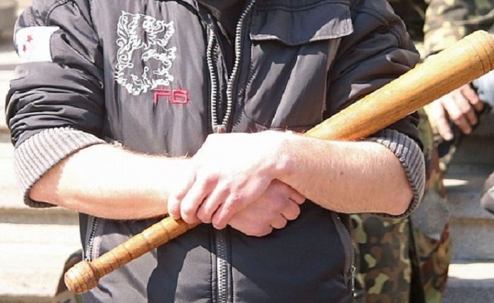 Полиция задержала омича, который избил жену битой