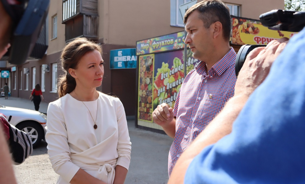 Анна Кузнецова проверила безопасность пешеходного перехода возле омской школы 