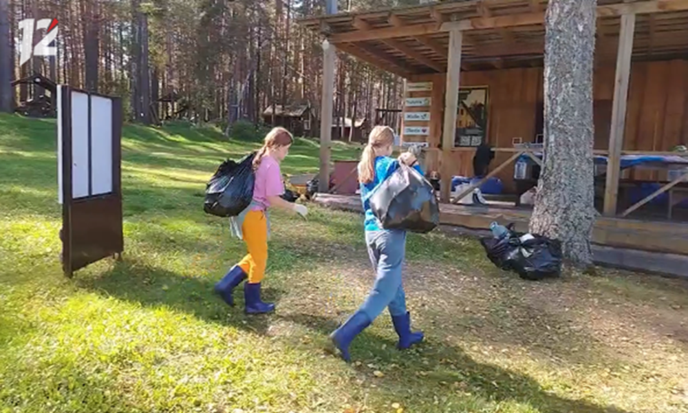 Волонтёры провели субботник на озере Линёво