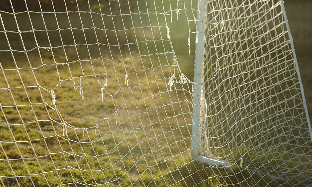 В Омске мужчину насмерть придавило футбольными воротами 