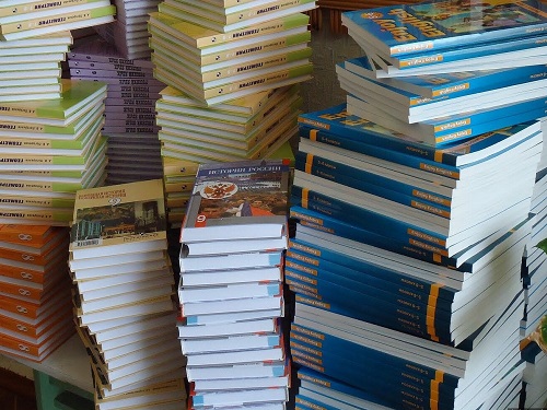 К 1 сентября омские школы полностью укомплектуют учебниками и рабочими тетрадями