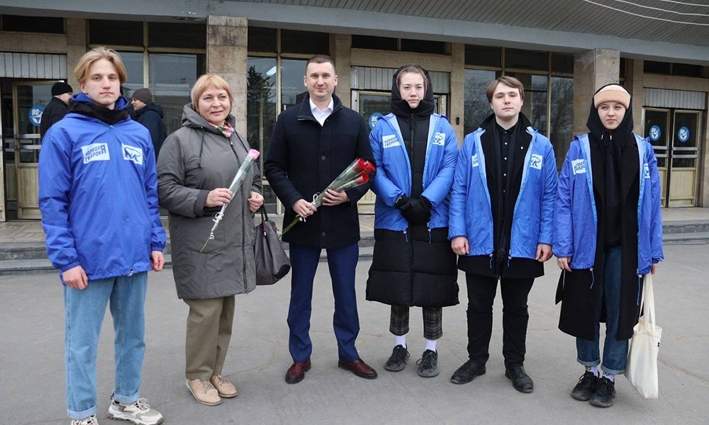 Сотрудников омского ПО «Полёт» с Днём космонавтики поздравил депутат Максим Концедалов 