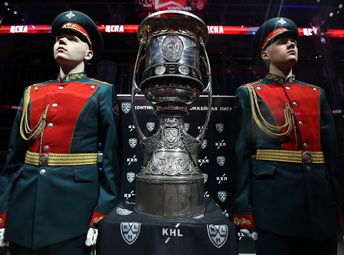 Будущие хоккеисты первыми в Омске увидели Кубок Гагарина