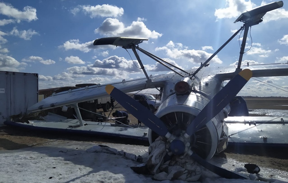 Под Омском перевернулся самолёт