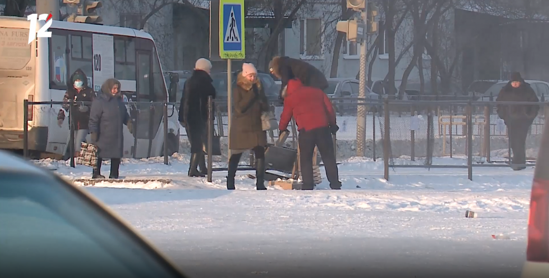 Следователи опросили омича, отобравшего микрофон у журналистов