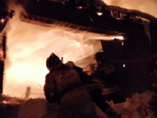 Ночью полсотни омских огнеборцев тушили пожар площадью 1000 квадратных метров