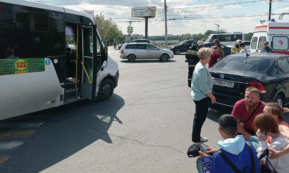 В центре Омска водитель маршрутки сбил троих подростков  
