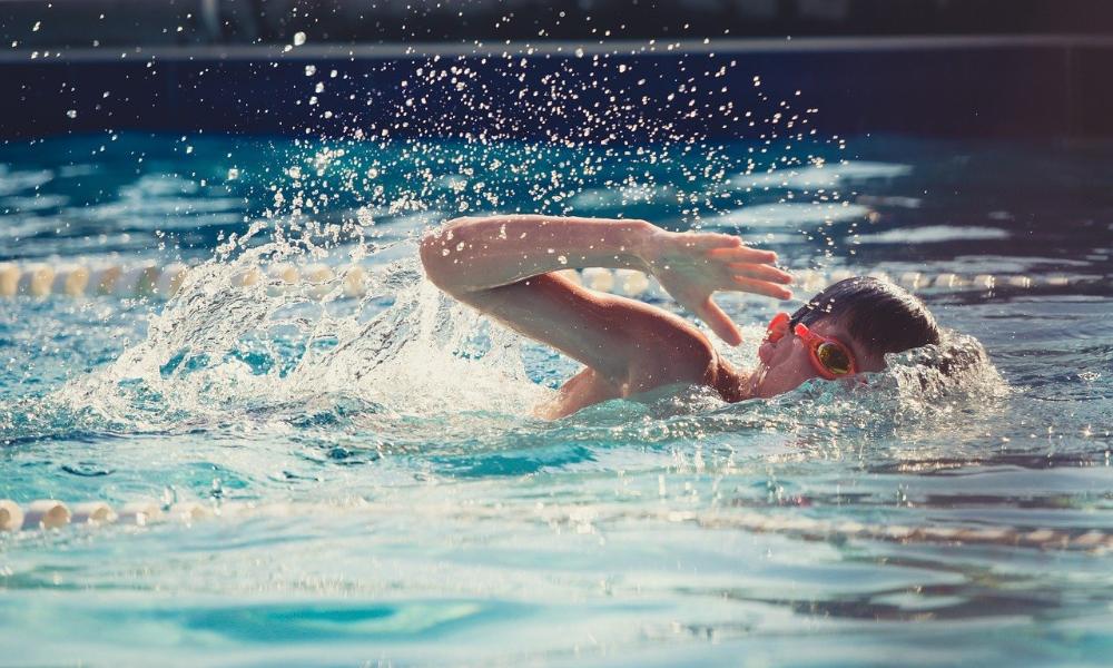 «Я просто живу этим»: омский тренер по плаванию организовал бесплатные занятия для детей с инвалидностью по зрению