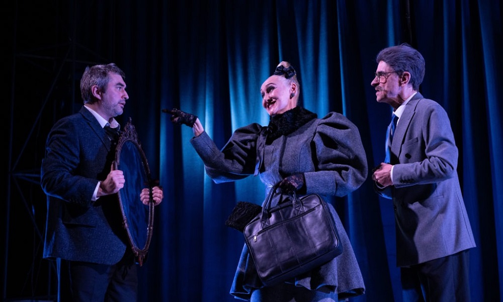 «Пятый театр» перенёс показ спектакля «Багровый остров» (16+) в Омске