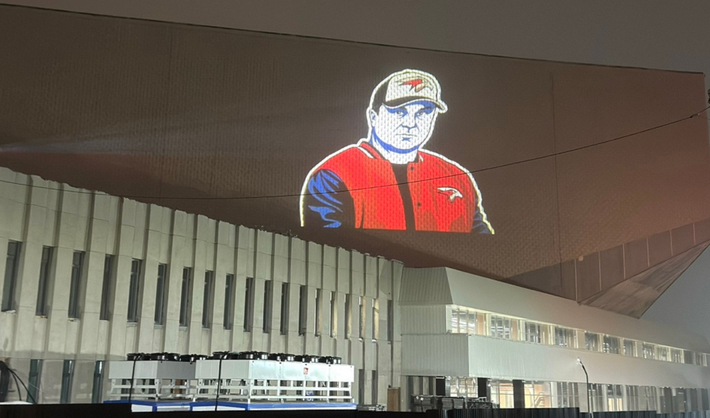 Губернатора Виталия Хоценко поздравили с днём рождения проекцией на фасад СКК имени Блинова