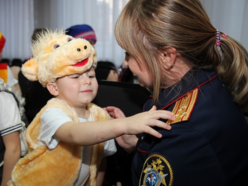 Сотрудники СК РФ по Омской области поздравили детишек с Новым годом