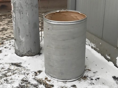 Омские остановки оборудовали контейнерами для хранения песка