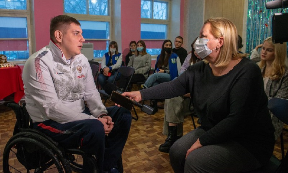 Двукратный паралимпийский чемпион Александр Кузюков провёл встречу с омскими студентами