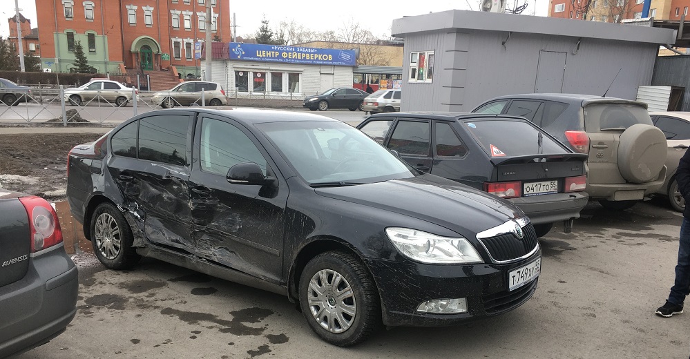 В центре Омска при столкновения Skoda Octavia и Toyota RAV4 пострадали четверо 