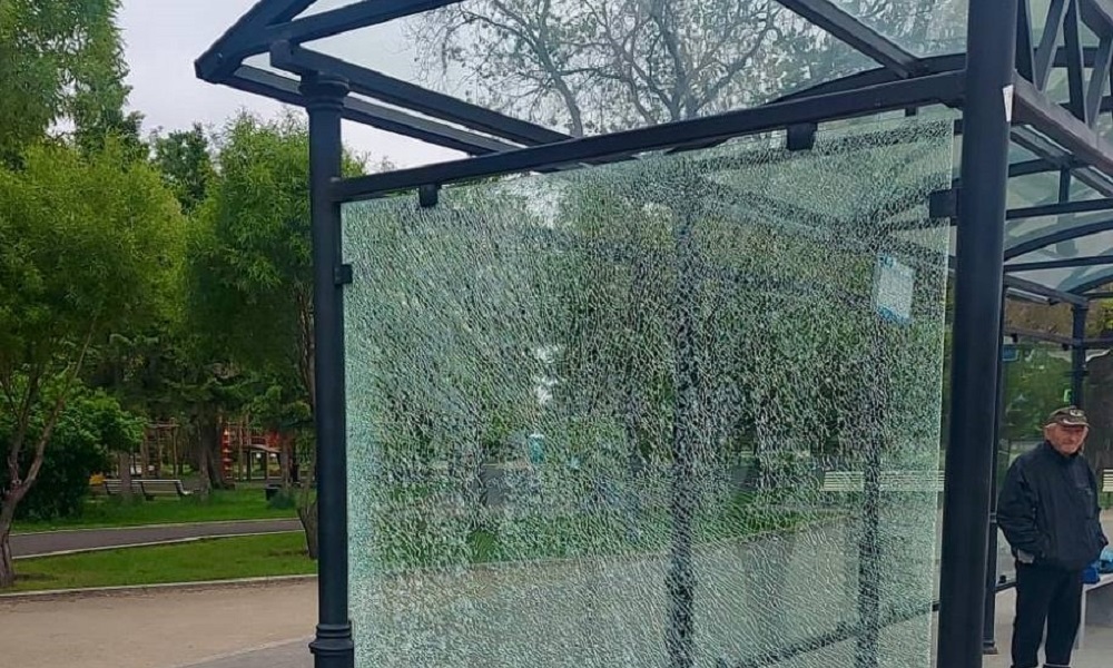 Мэр Омска Сергей Шелест сообщил о факте вандализма в центре города — разгромили остановку на площади Победы