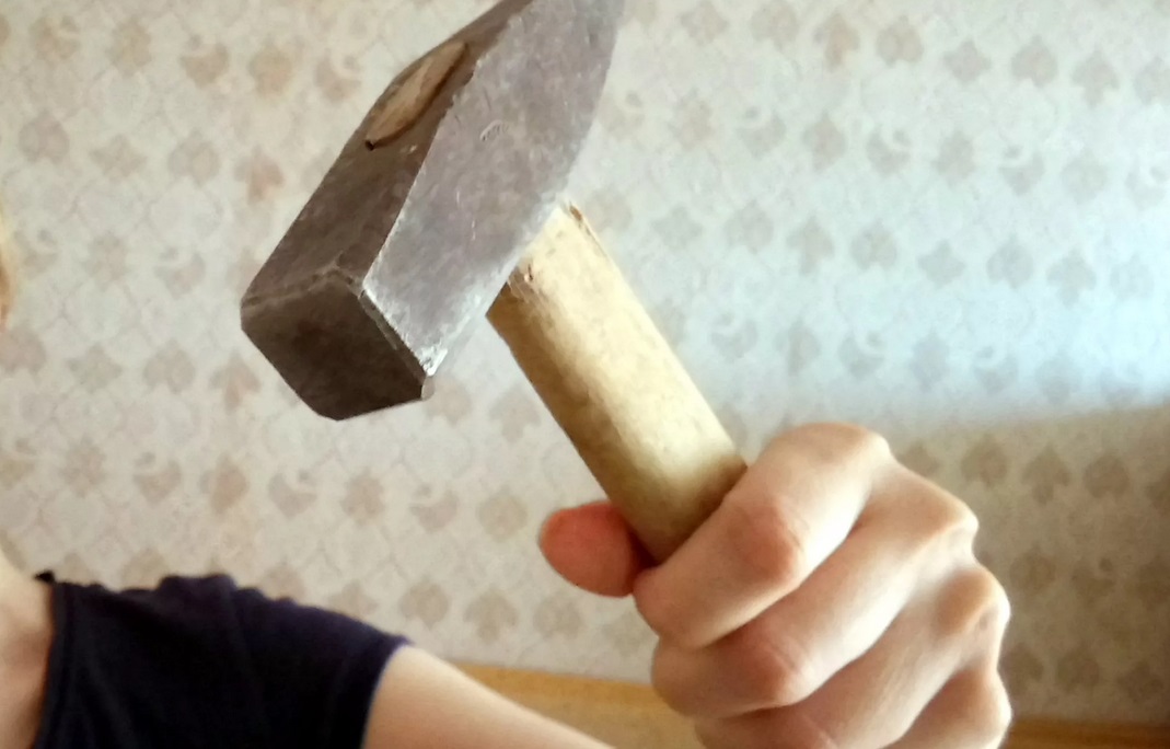 Омичка напала с молотком на подругу своей бабушки