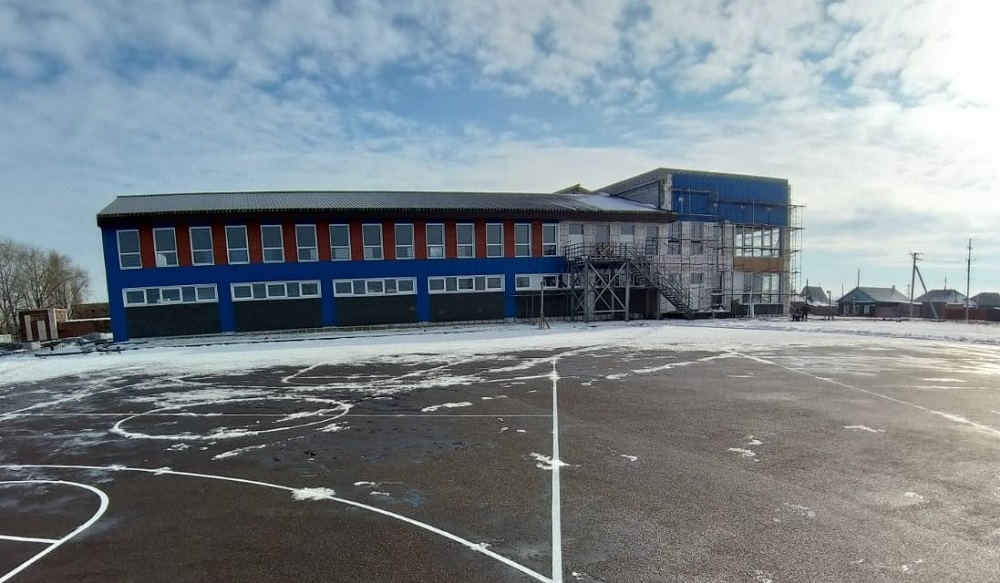 В Черлаке завершается монтаж фасада школы на 250 мест