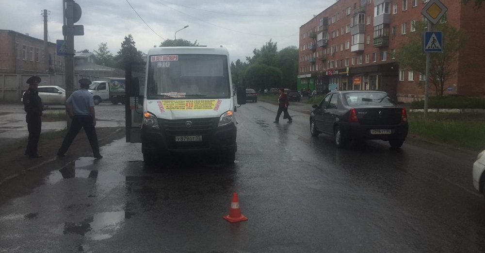 В Омске маршрутка сбила двух пешеходов на "зебре"