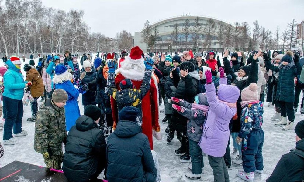 На катках Омска прошли традиционные «Рождественские катания» [ФОТО]