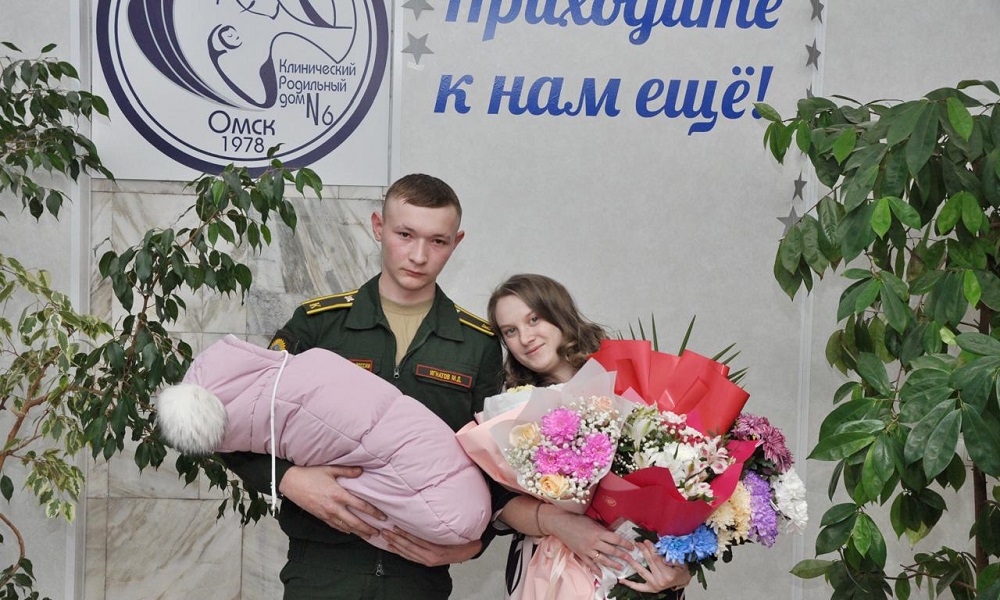 Первая студенческая семья из Омской области получила 100 тысяч рублей за рождение ребёнка