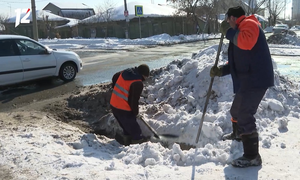 Омские сотрудники УДХБ продолжают противопаводковые мероприятия