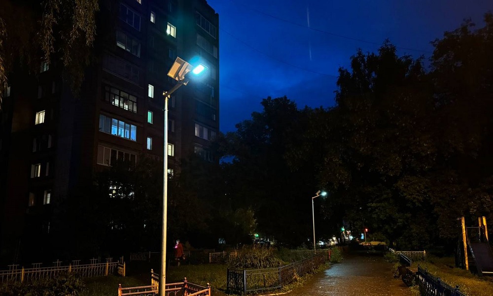 В омском сквере им. Валентины Бархатовой установили новые фонари