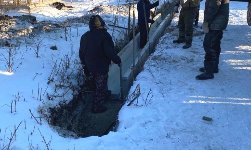 В частном секторе Омска обустраивают ливневые канавы