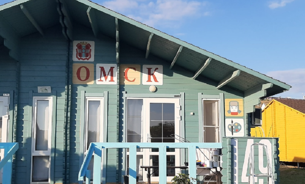 Об Омске в Крыму расскажет домик, расписанный студентами