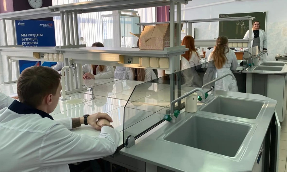 Омские школьники проводят исследования в современных научных лабораториях