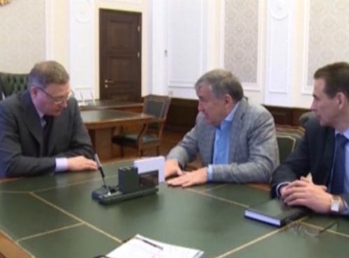 Александр Бурков наградил лондонца, строящего школу в омской глубинке