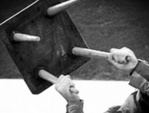 В Омской области инвалида за пенсию до смерти забили кочерго и табуретом