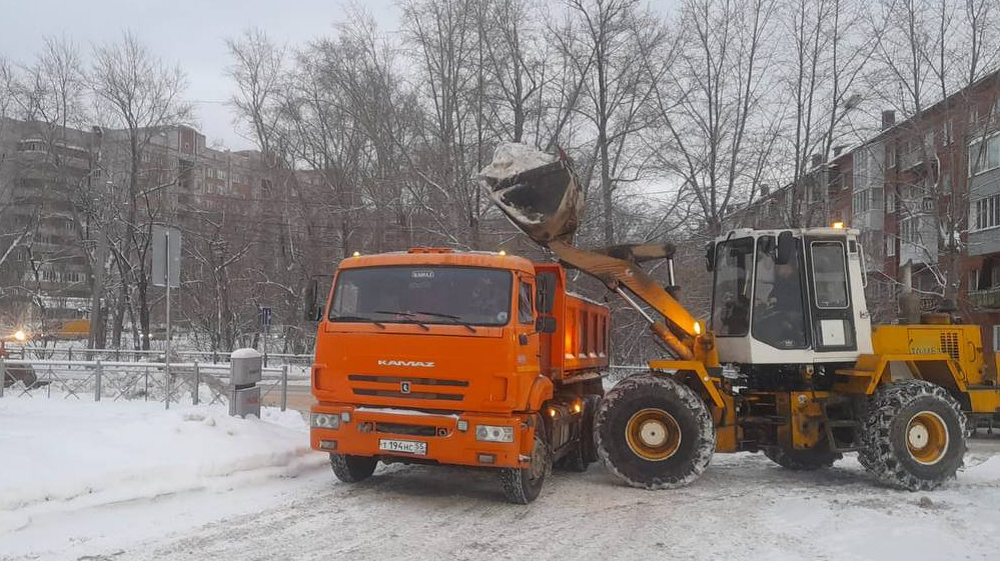 Дорожные службы продолжают вывозить снег с улиц Омска