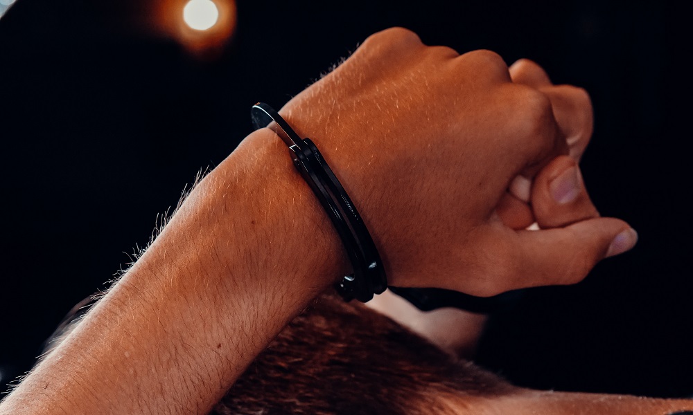 В Омске внук не захотел бесплатно помогать родной бабушке и ограбил её