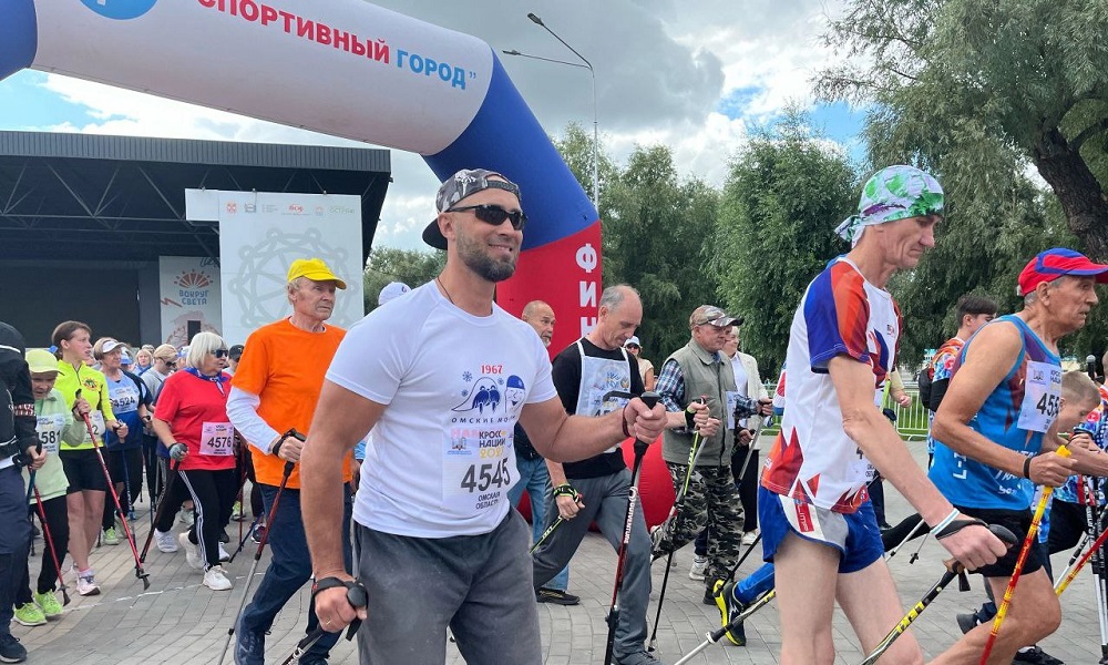 В Омске порядка 400 участников отметили фестиваль скандинавской ходьбы