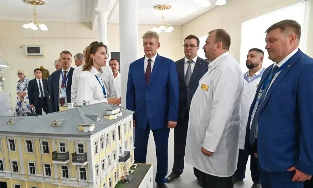 Виталий Хоценко и Анатолий Серышев оценили развитие медицинской инфраструктуры в Омской области