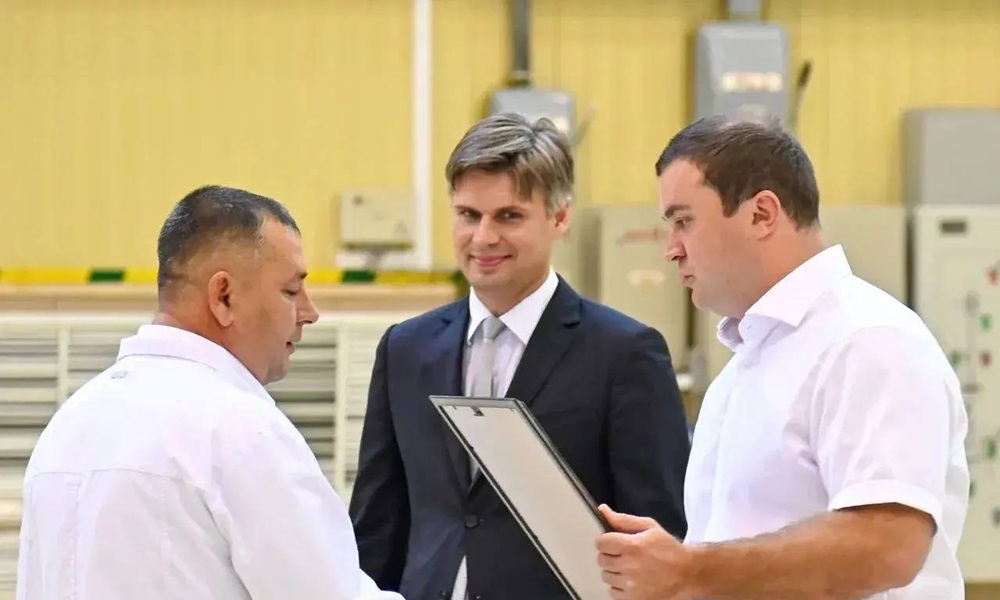 Виталий Хоценко и Дмитрий Баканов наградили сотрудников ПО «Полёт»