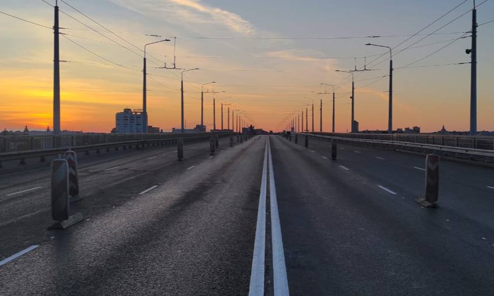 На Ленинградском мосту для движения открыли ещё две полосы