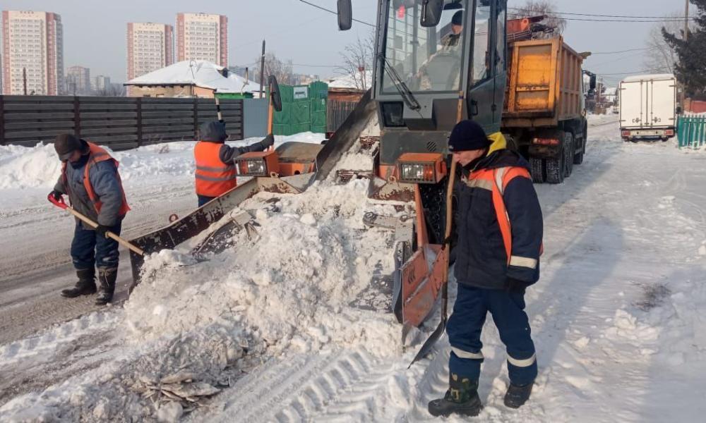 Омские дорожники вывезли порядка 40 тысяч кубометров снега со 165 потенциальных мест подтопления