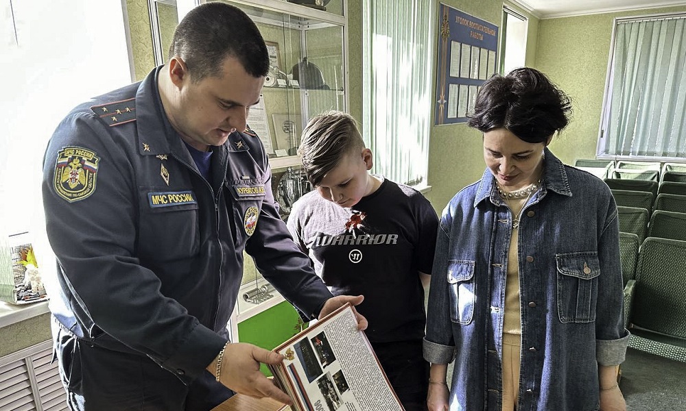 Омичка поблагодарила сотрудников МЧС за спасение её и сына из горящей квартиры 