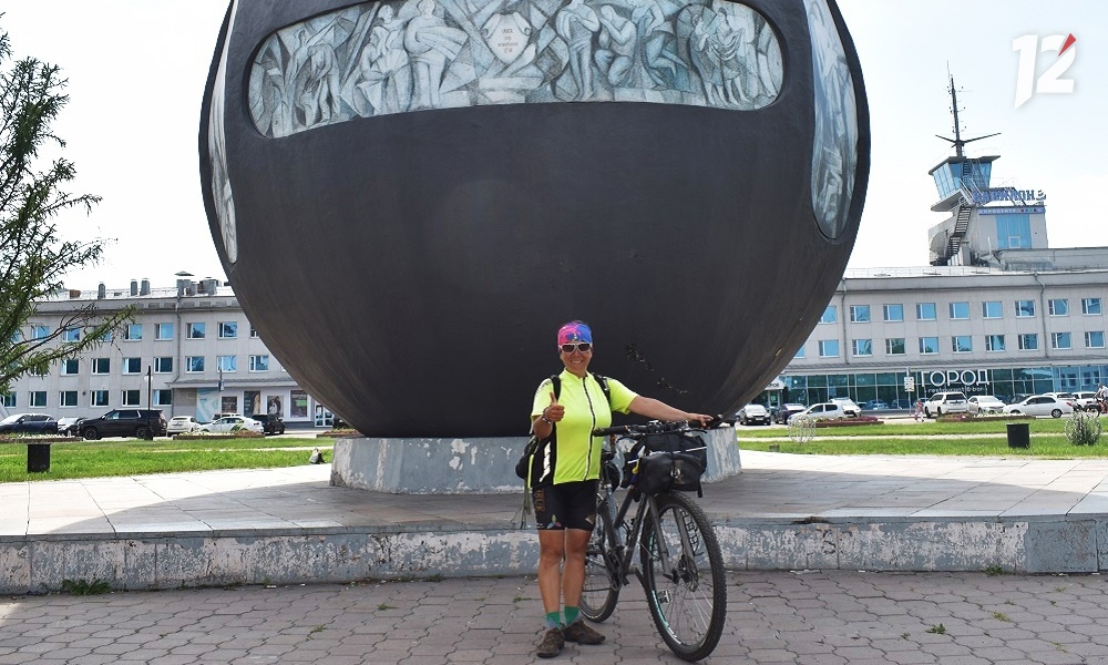 Мама едет к детям на велосипеде: в Омске побывала Оксана Пыгамова, которая двигается из Благовещенска в Москву