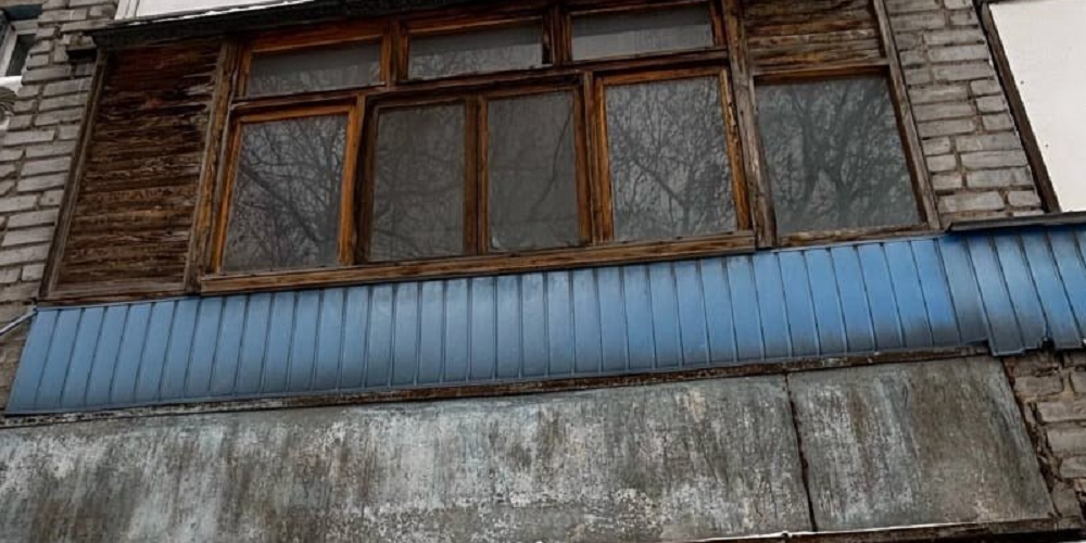 Судебные приставы помогли омичке избавиться от незаконной рекламной вывески на балконе