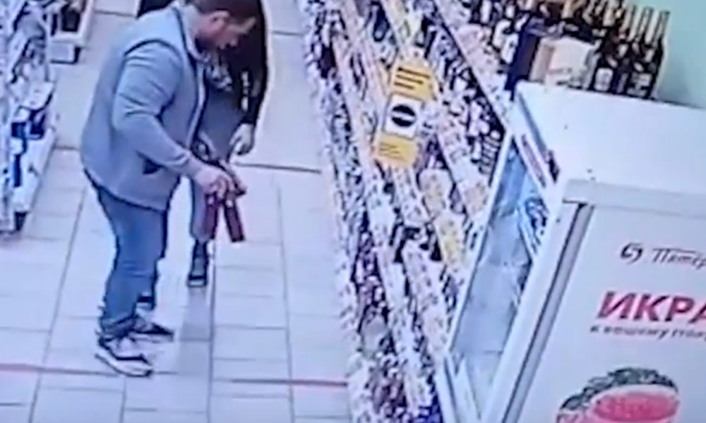 В Омске разыскивают пару, которая воспользовалась чужой банковской картой 