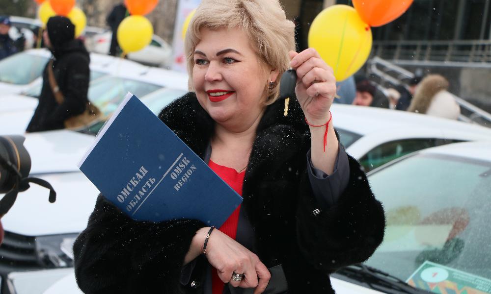 Омские работники агропромышленного комплекса и перерабатывающей промышленности получили 16 легковых автомобилей