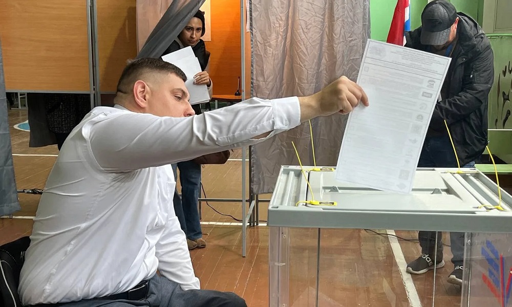 Александр Кузюков пришёл на избирательный участок лично и проголосовал 