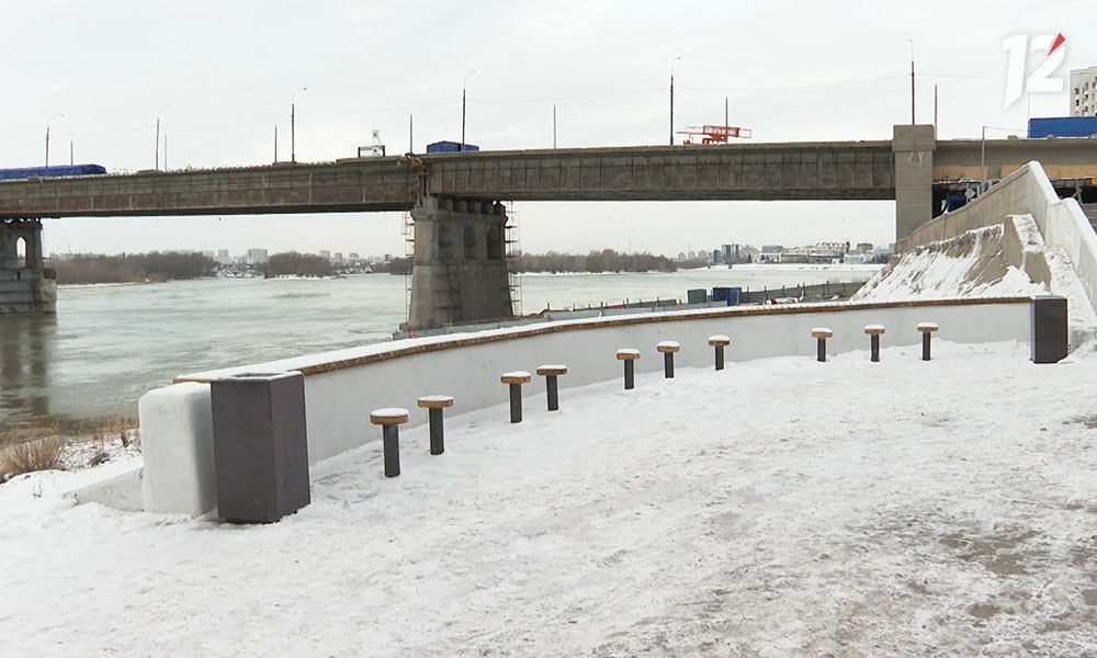 В Омске на Иртышской набережной появились барные стулья