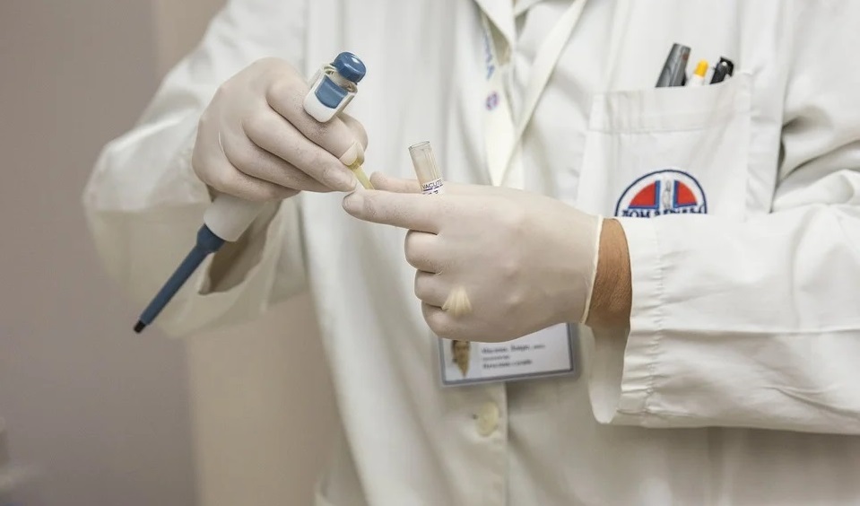 Омичей, болеющих COVID-19, начнут лечить донорской иммунной плазмой