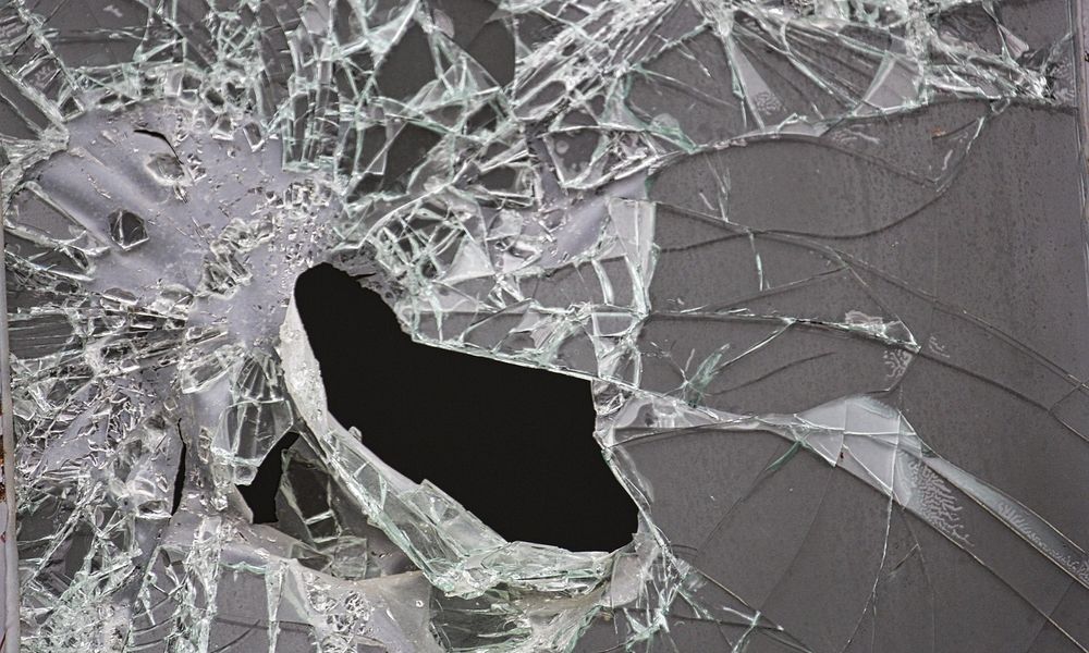 Нетрезвый омич не смог вызвать такси из магазина, поэтому разгромил продуктовый павильон