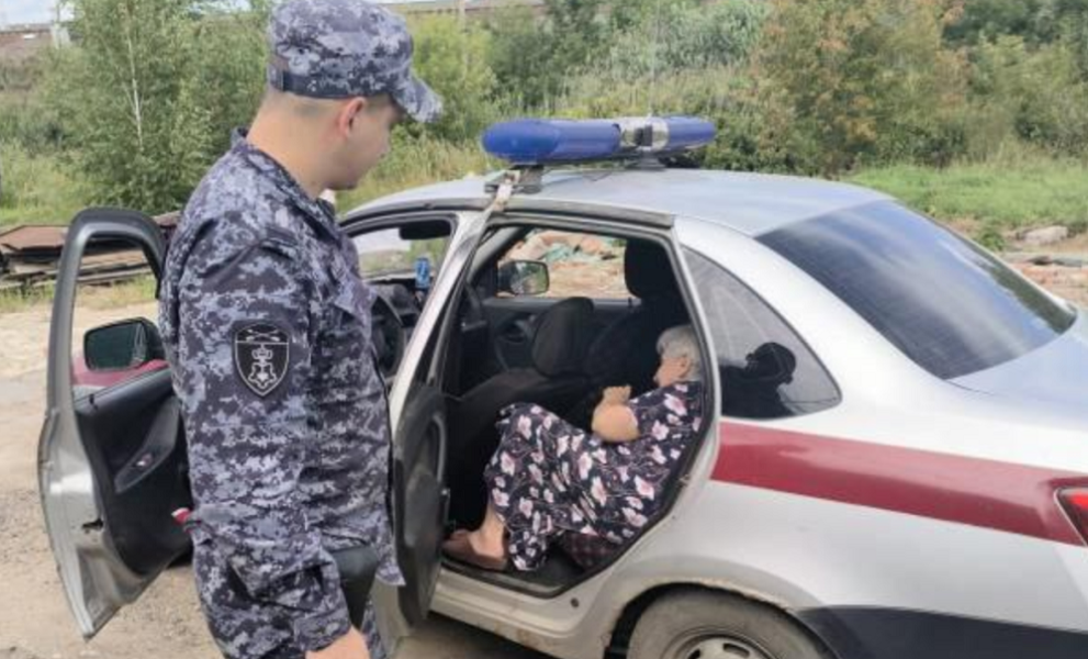 Росгвардейцы помогли вернуться домой потерявшейся 80-летней омичке