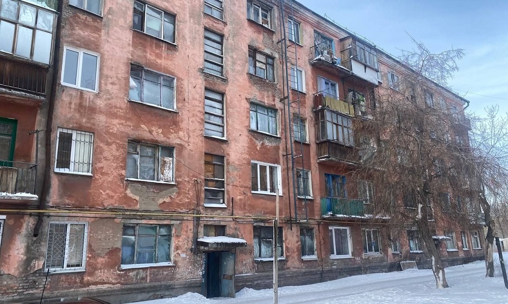 Власти Омска изымают землю под аварийным домом на 4-й Транспортной 