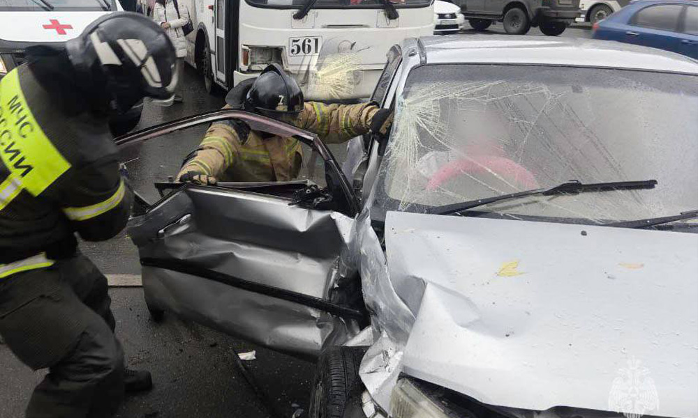 В Омске легковушка столкнулась с пассажирским автобусом